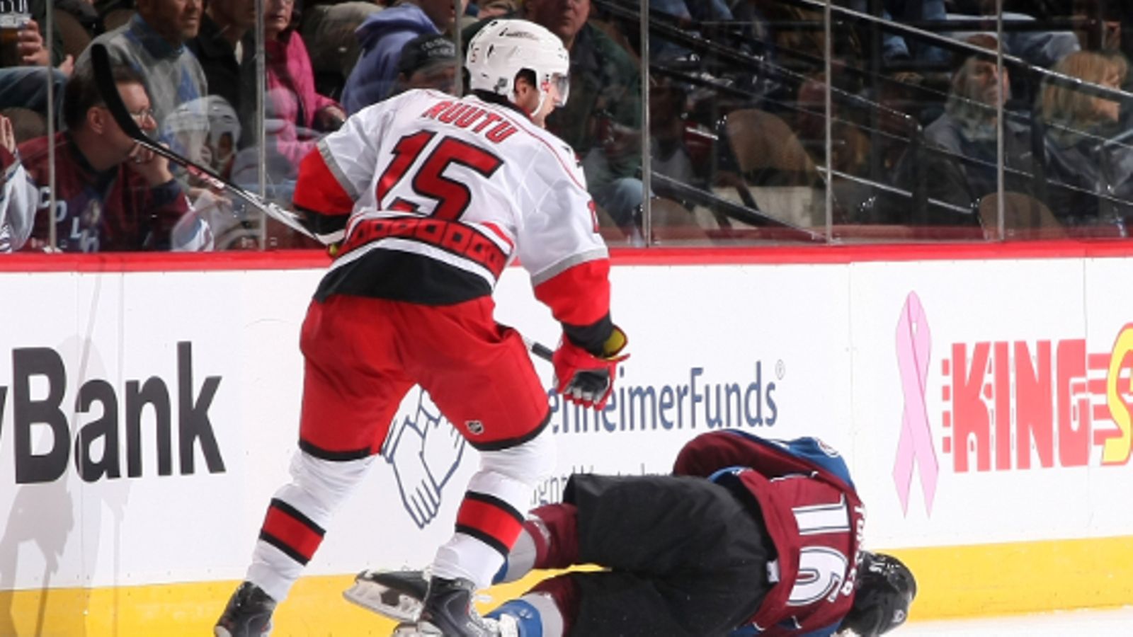 Tuomo Ruutu taklaa Darcy Tuckerin rajusti laitaan, kuva: Michael Martin /National Hockey League