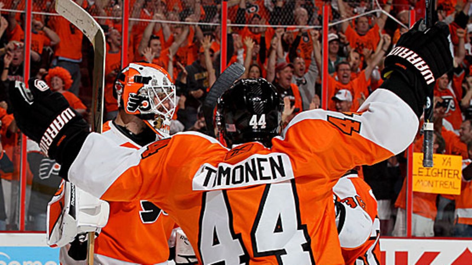 Kimmo Timonen ja maalivahti Michael Leighton, kuva: Jim McIsaac/Getty Images