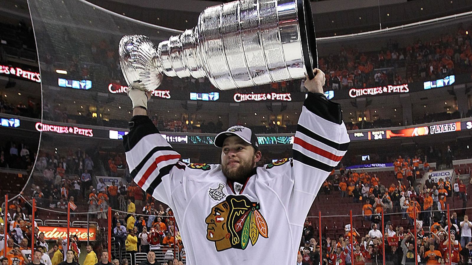 Antti Niemi nosteli viime kauden päätteeksi Stanley Cup -pokaalia