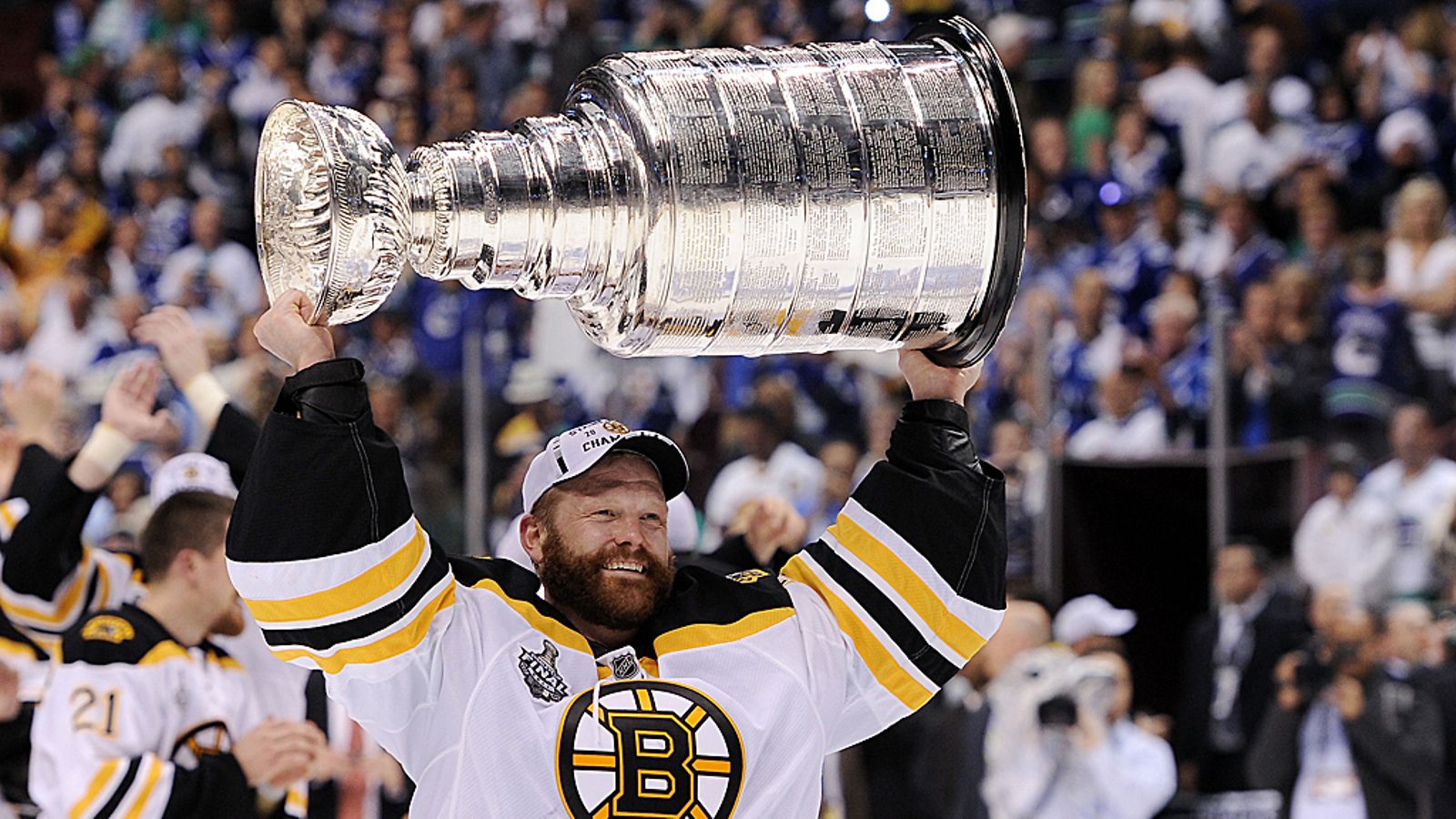 Maalivahti Tim Thomas ja Stanley Cup -pokaali.