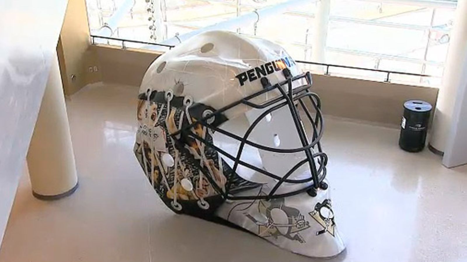 Maailman suurin maalivahdin maski Pittsburgh Penguinsin kotihallissa.