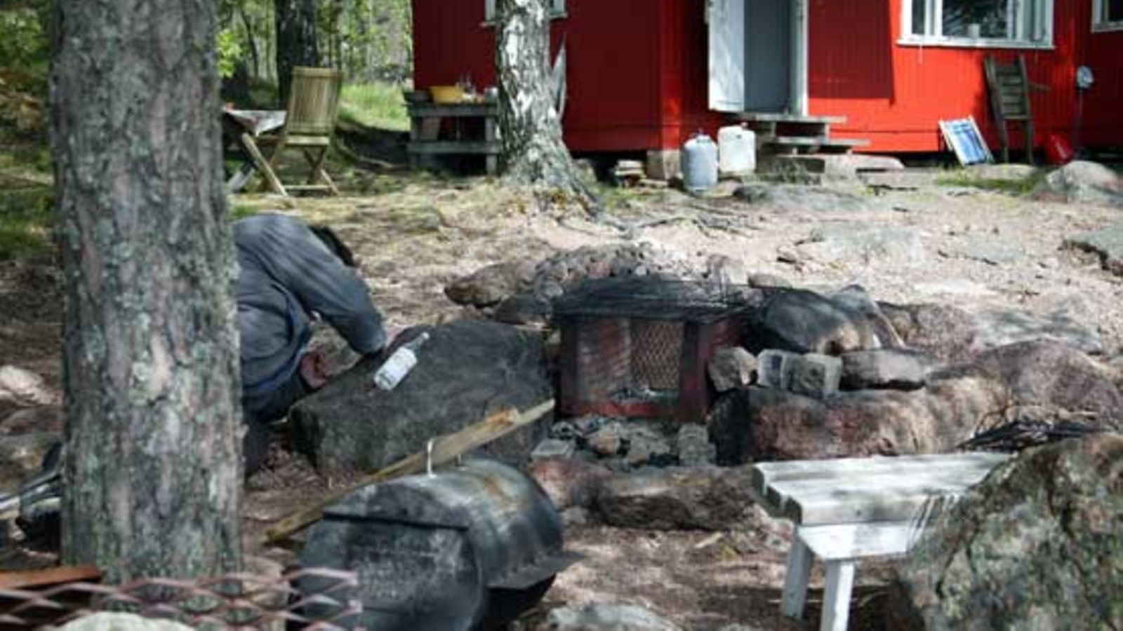 Mökkivuokralaiset yrittävät peitellä tökerösti aiheuttamiaan tuhoja. Kuva ei liity tapaukseen.