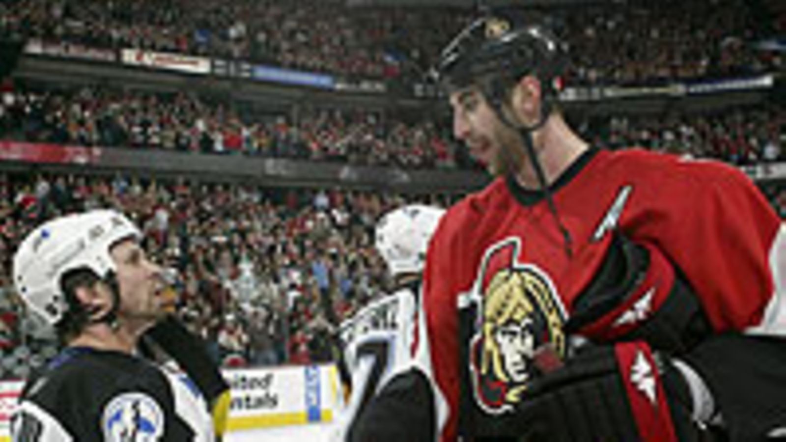 Zdeno Chara, Ottawa (oik.), ja  Martin St. Louis, Tampa Bay, Photo: Phillip MacCallum/Getty Images Sport