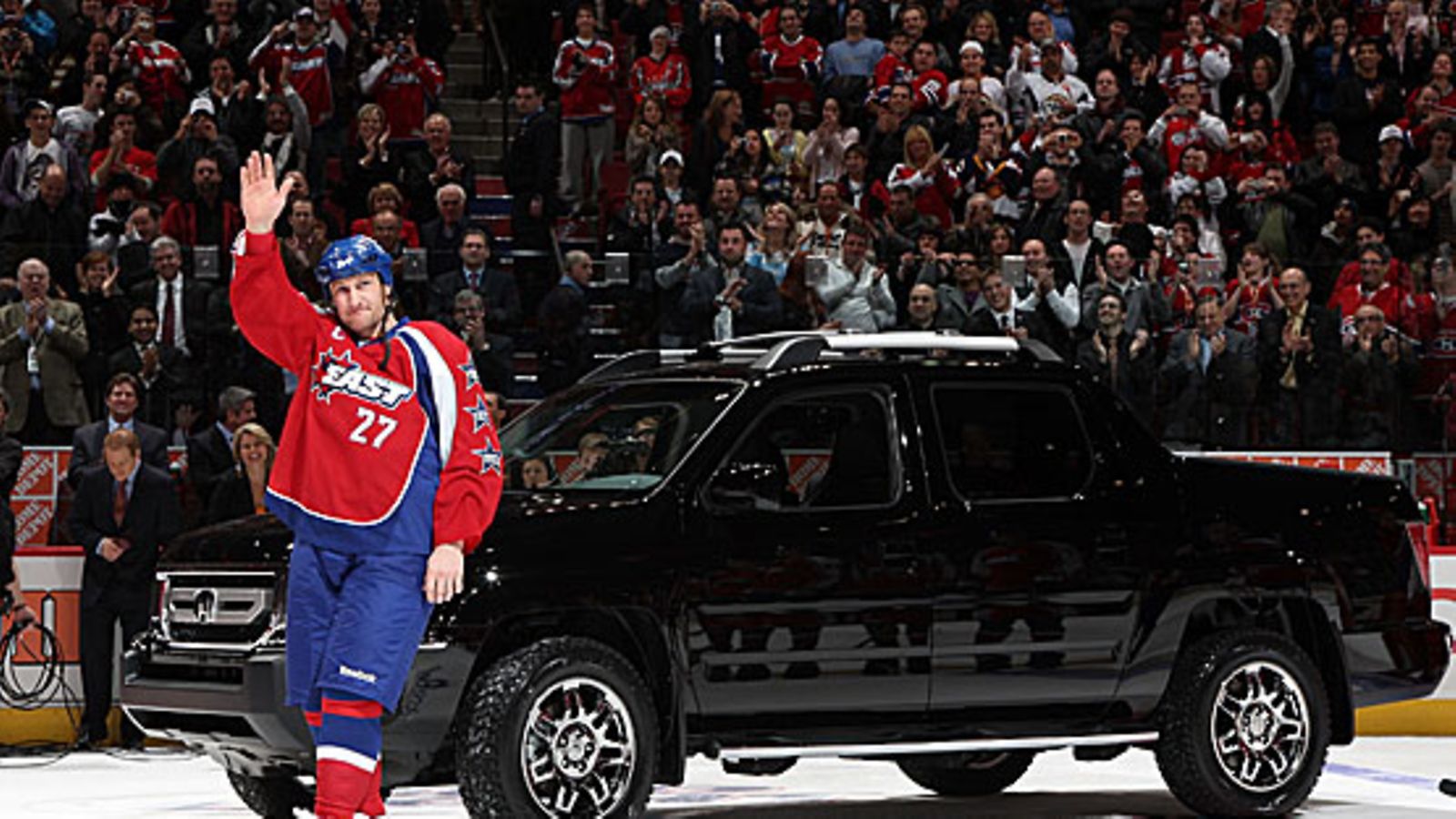 Aleksei Kovalev ja palkintoauto, kuva: Andre Ringuette/NHLI via Getty Images