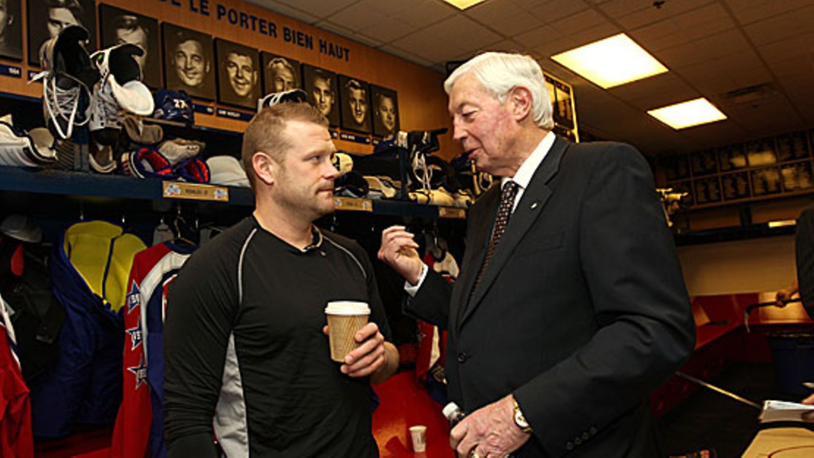 Tim Thomas ja Jean Beliveau, kuva: Andre Ringuette/NHLI via Getty Images