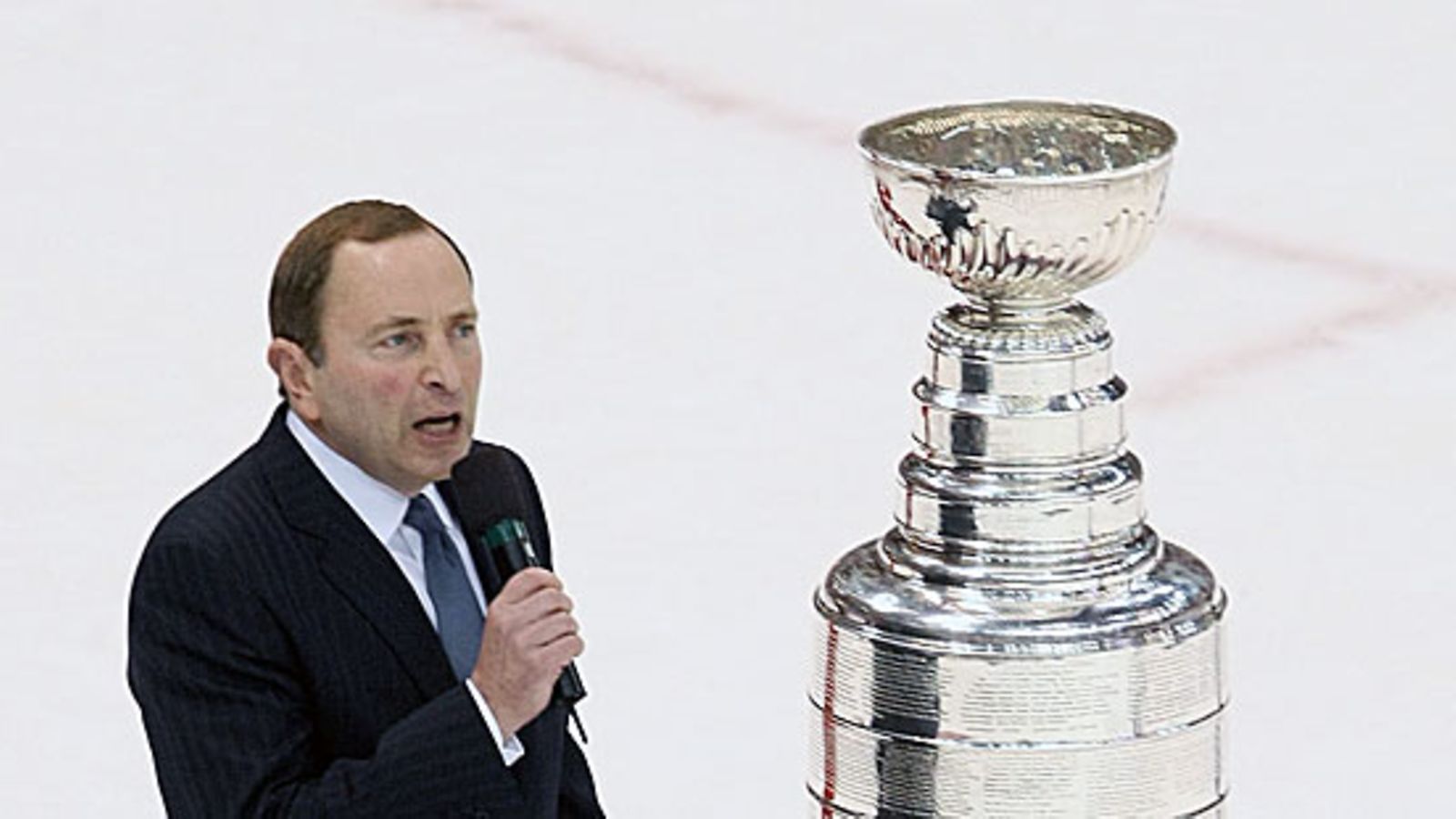 Gary Bettman ja Stanley Cup. Kuva: Dave Reginek/GETTY.