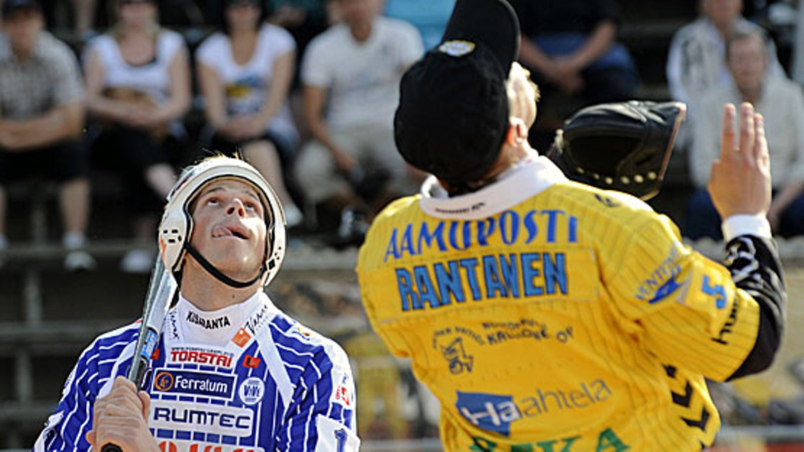 Riku Rantanen lukkaroi ja Tuomo Lönnmark lyö. Kuva: Marja Airio/LEHTIKUVA.