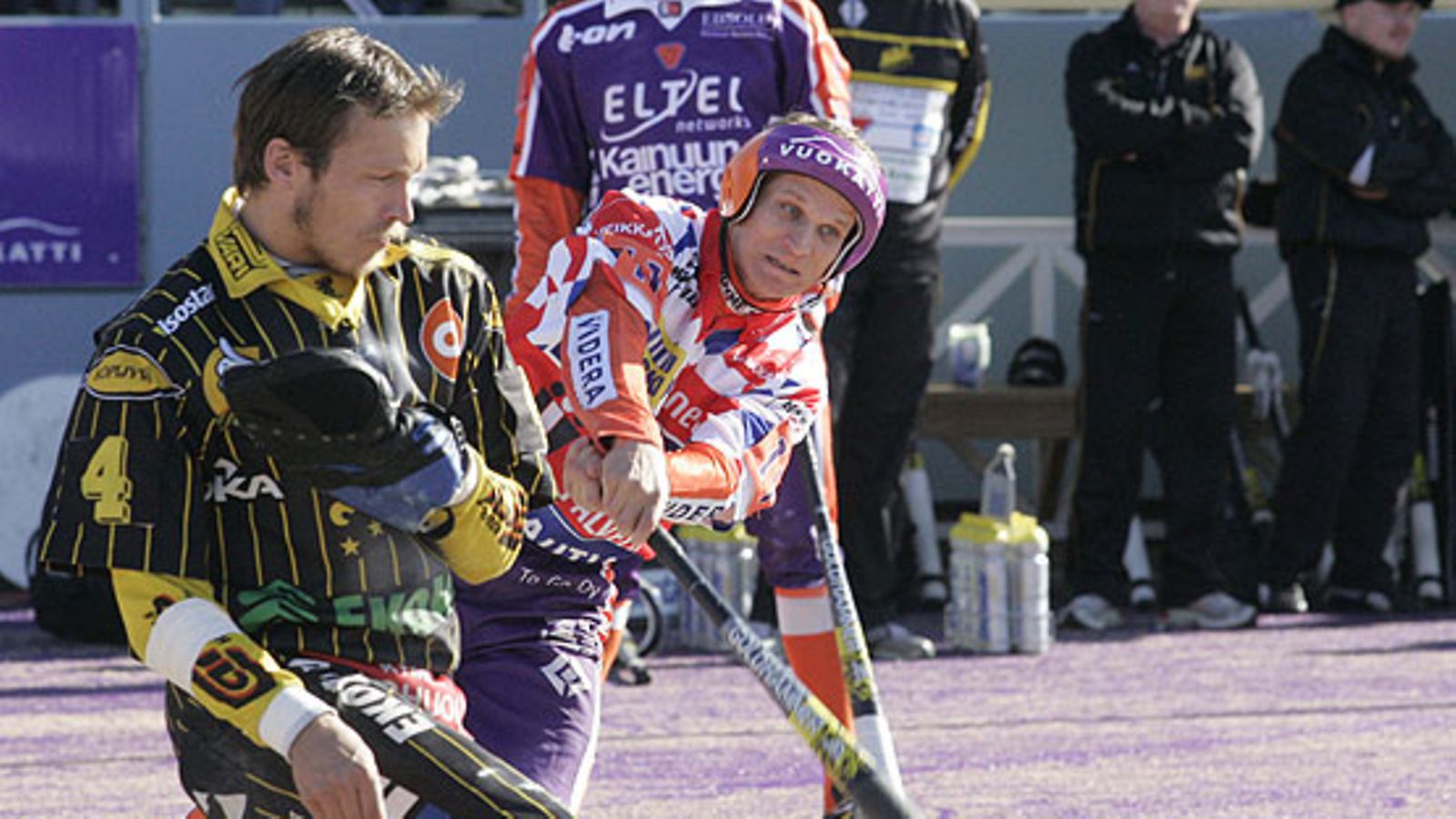Kouvolan Toni Korhonen syöttää, Sotkamon Jarmo Heikkilä lyö, kuva: Markku Ruottinen / Str / Lehtikuva