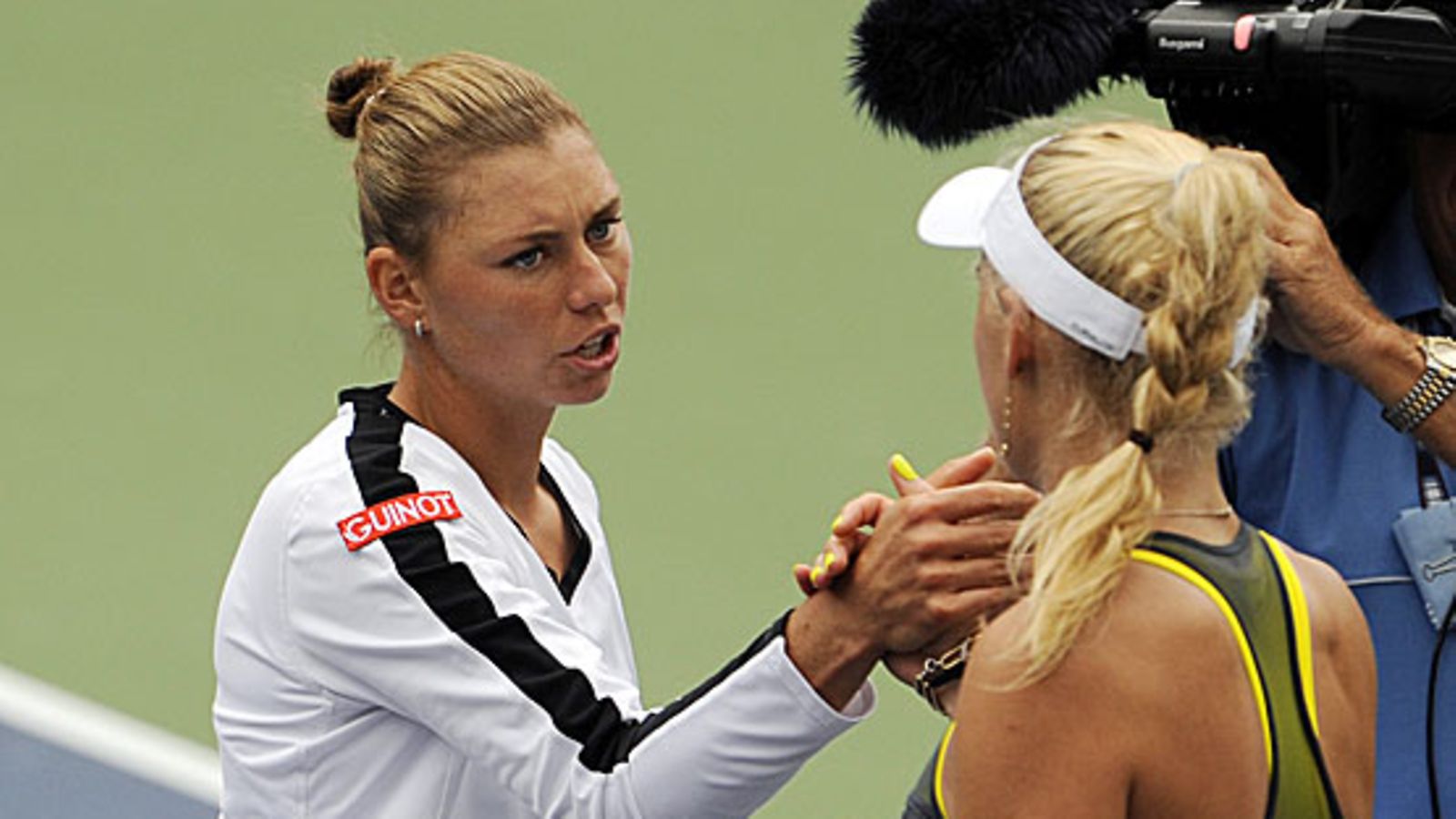 Vera Zvonareva (vas.) ja Caroline Wozniacki. Kuva: Justin Lane/EPA.