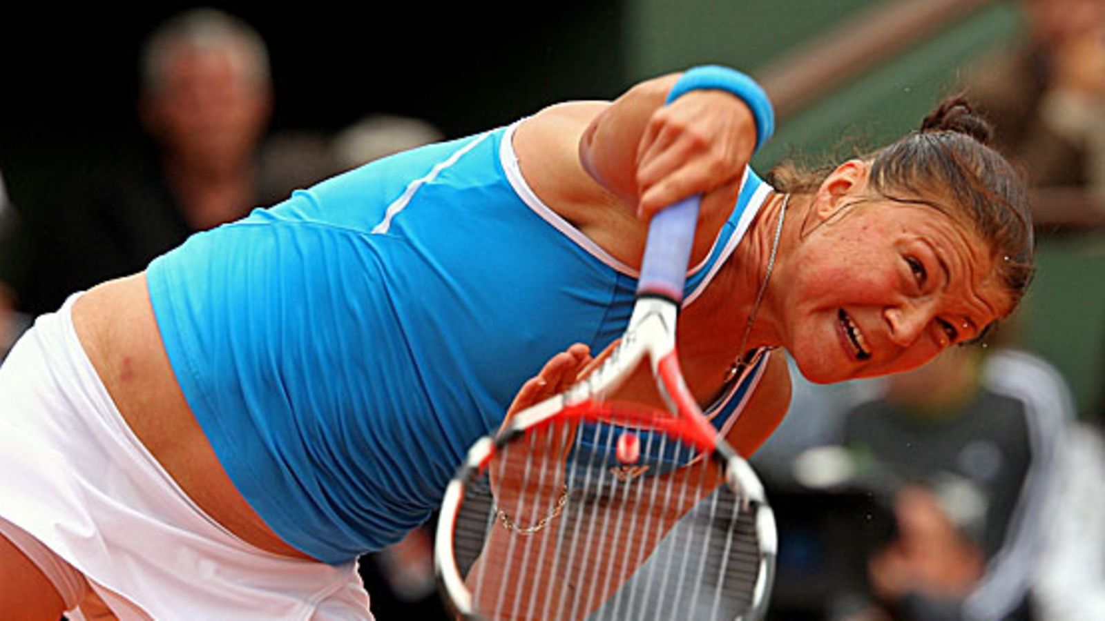 Dinara Safina antaa kyytiä pallolle. Kuva: Clive Brunskill/GETTY.