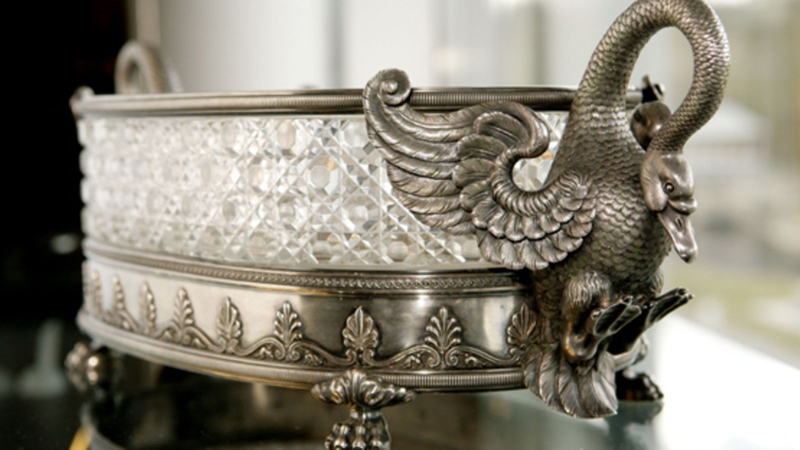 Fabergen valmistama hedelmämalja Faberge -näyttelyssä Kivikeskuksessa Juuassa 13. toukokuuta 2008