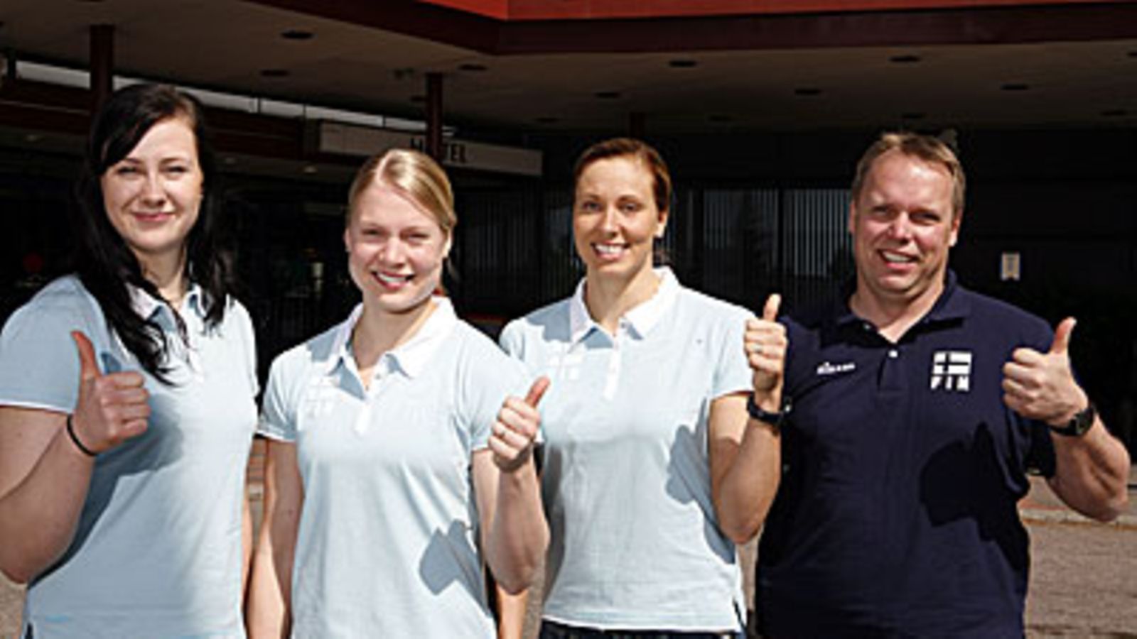 Kaisa Jokinen, Noora Linnarinne, Saara Esko ja valmentaja Marko Siivonen naisten lentopallomaajoukkue, kuva:  Heikki Saukkomaa / Lehtikuva