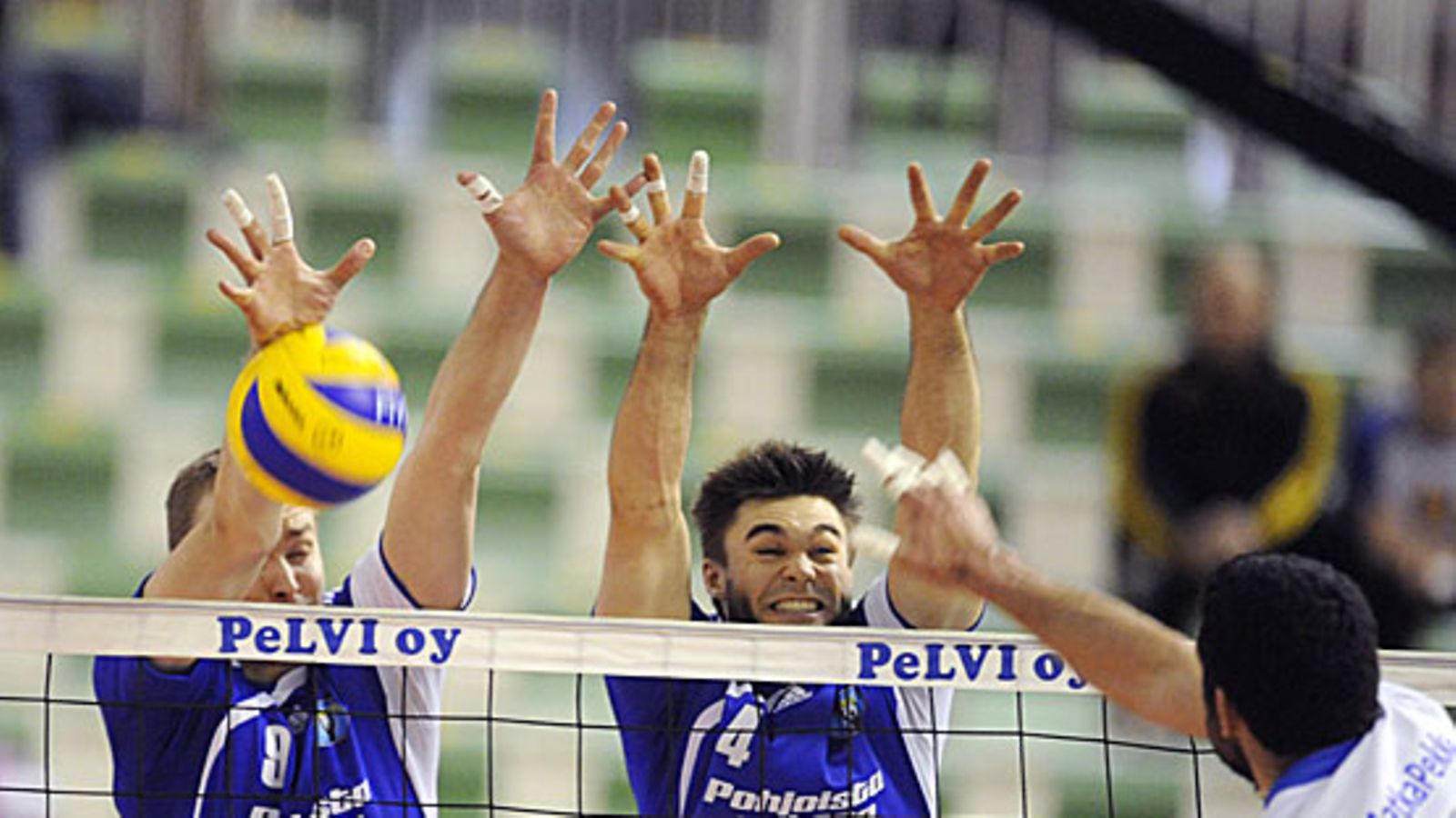 Sun Volleyn Antti Malinen ja Anssi Hakala torjuvat Luis Alberto Salgadon iskulyöntiä. Kuva: Martti Kainulainen/LEHTIKUVA.