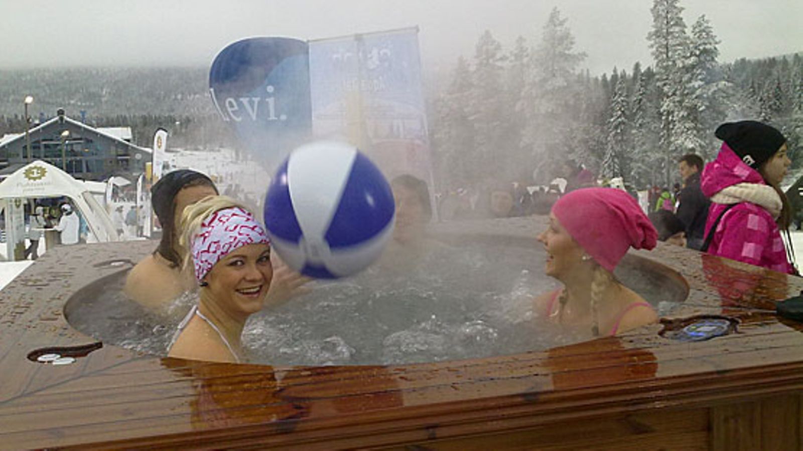 Tytöt paljussa