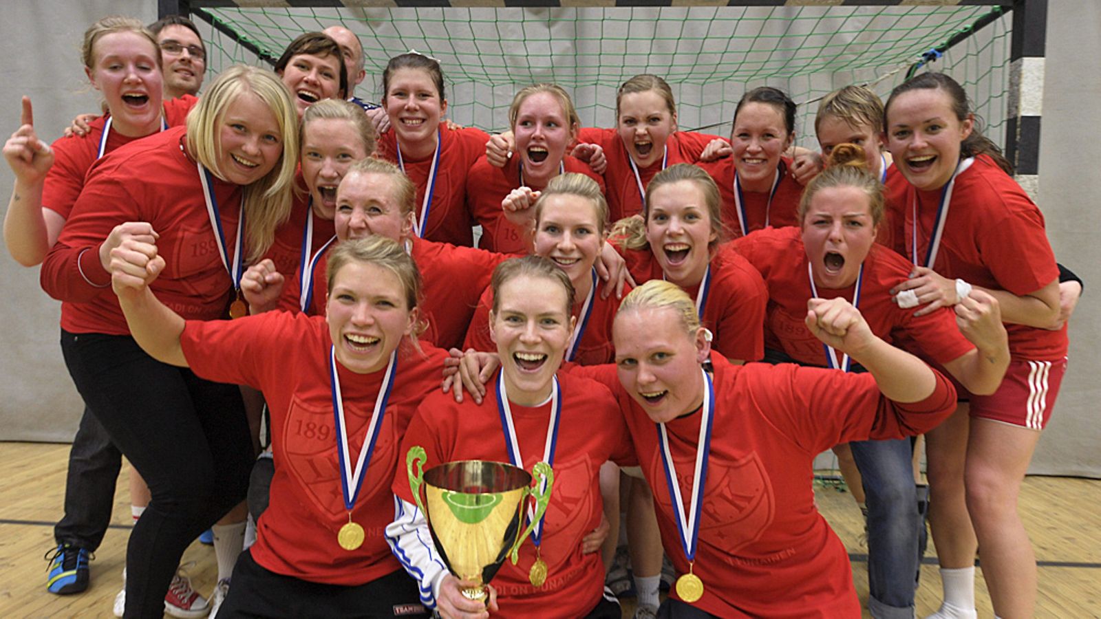 HIFK:n naiset juhlivat käsipallomestaruutta.