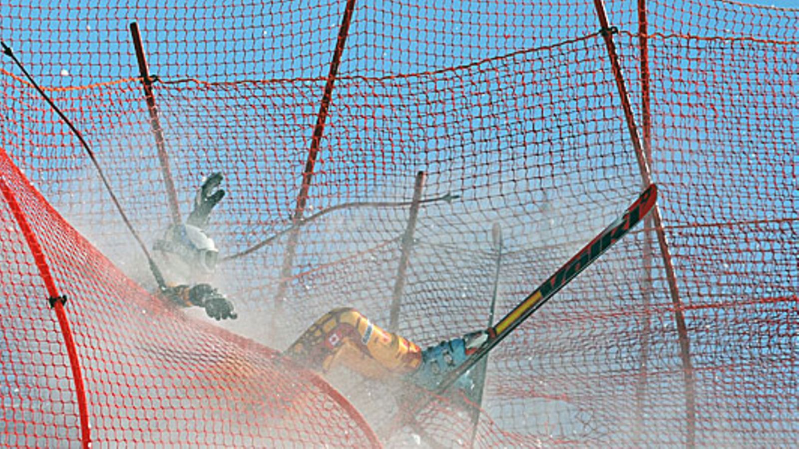 Kelly Vanderbeek kaatuu Bulgariassa helmikuussa 2009. Kuva: Vassil Donev/EPA.