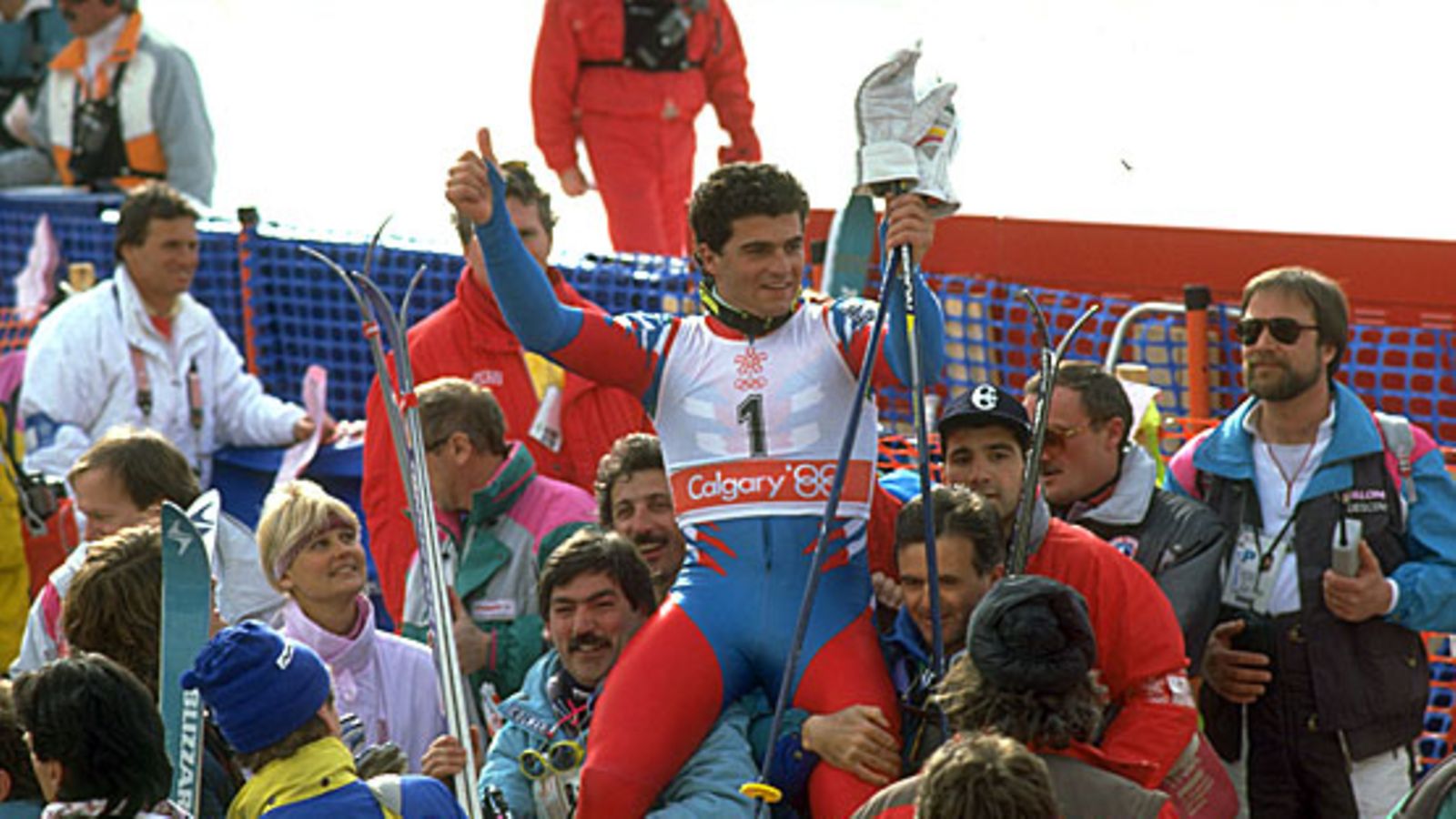 Alberto Tomba juhlittavana Calgaryssa 1988. Kuva: Steve Powell/GETTY.