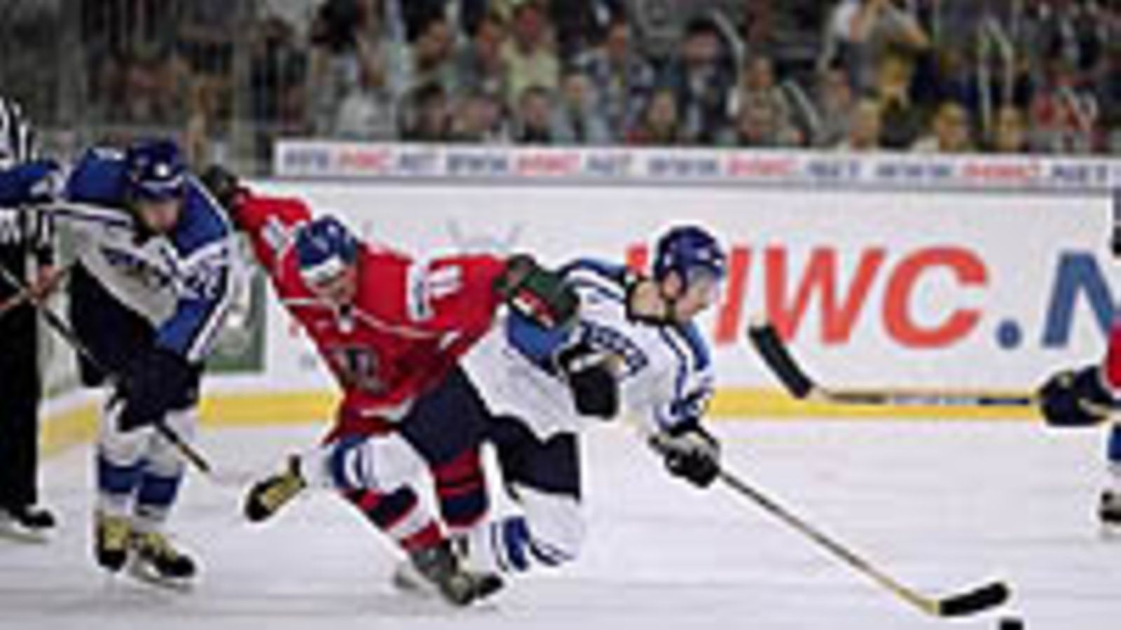 Maajoukkue, (Photo: Stuart Franklin /Allsport)