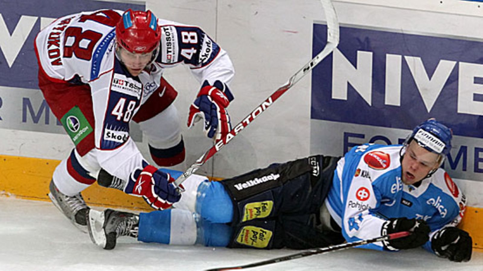 Jevgeni Birjukov ajaa Antti Tyrväisen yli.