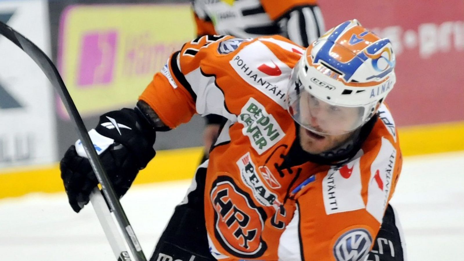 HPK:n Jukka Laamanen laukaisee mailan poikki jääkiekon SM-liigan välieräottelussa HPK vs KalPa 15. huhtikuuta 2010 Hämeenlinnassa.