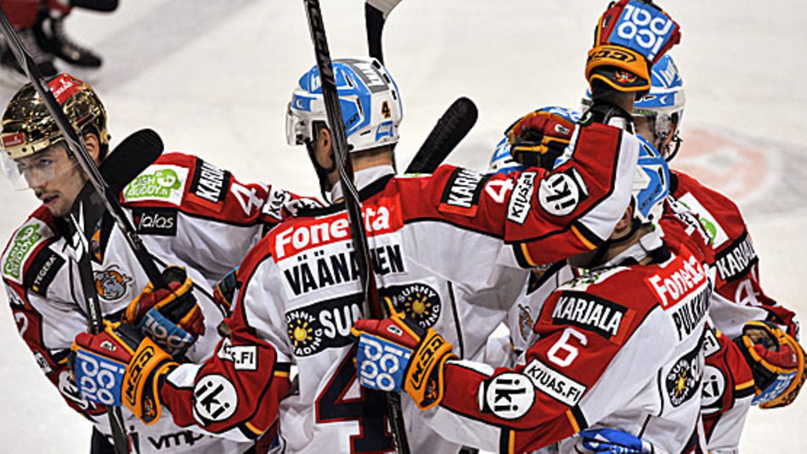 Janne Lahti, Ossi Väänänen, Teemu Pulkkinen ja Tuomas Pihlman juhlivat Pulkkisen tekemää joukkueensa avausmaalia