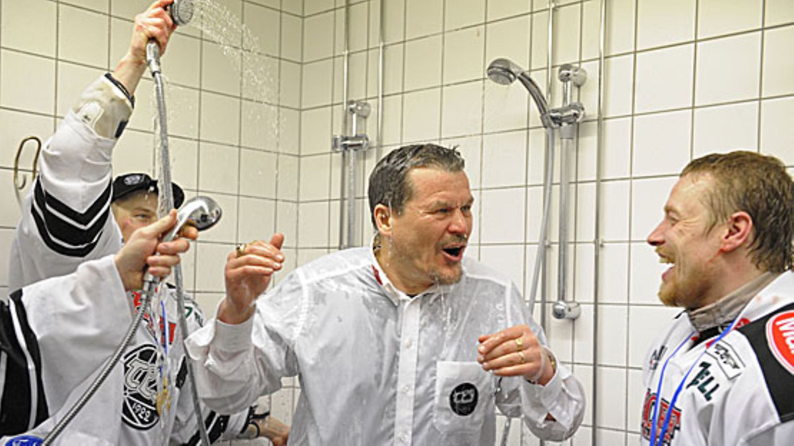 Kai Suikkanen suihkussa, kuva:Tuomo Tenhunen/NPI