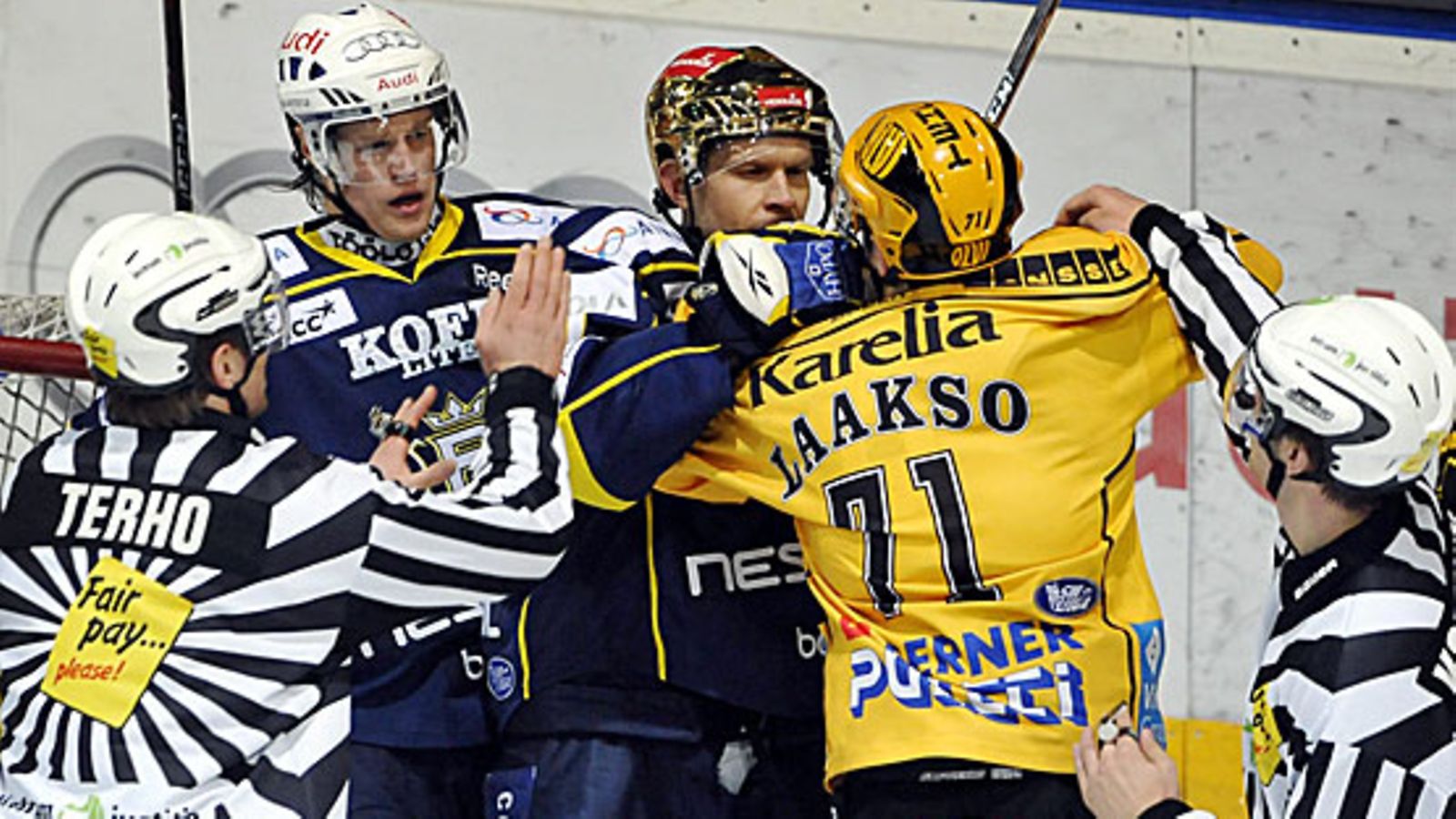 Bluesin Jere Karalahti kiivailee KalPan Tapio Laakson kanssa