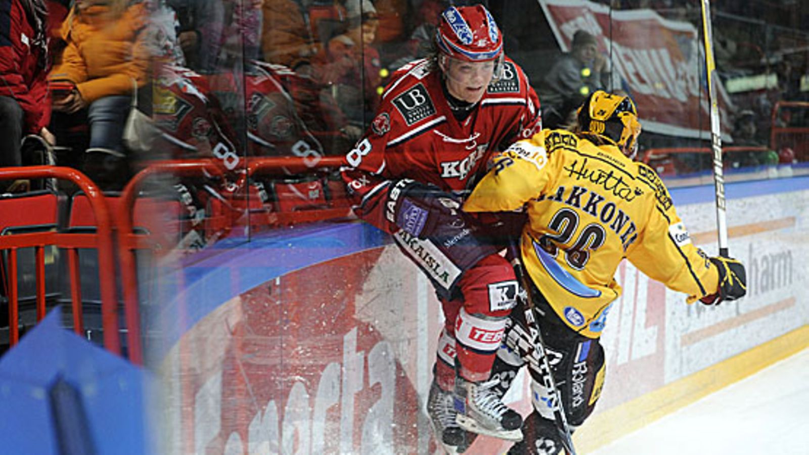 KalPan Janne Laakkonen taklaa HIFK:n Mikko Kousaa