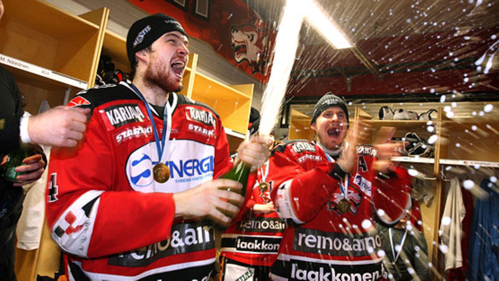 Jarkko Malinen (vas.) ja Kimmo Nevalainen Jokipoikien mestaruusjuhlissa keväällä 2010.