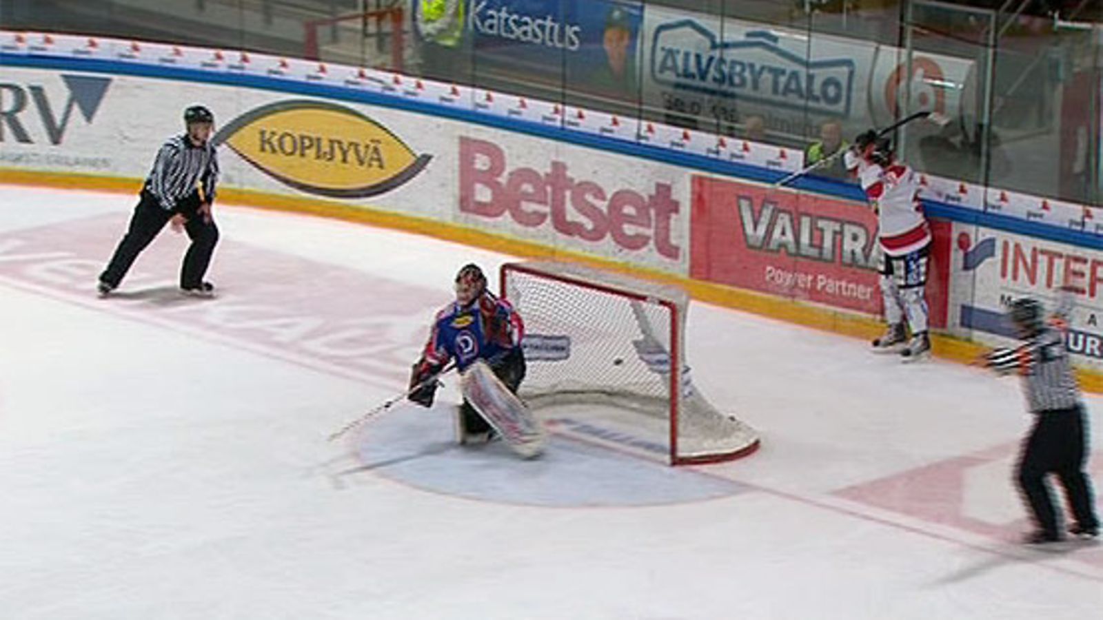 D Teamin Jarno Laitinen on torjunut ratkaisevan rankkarin.