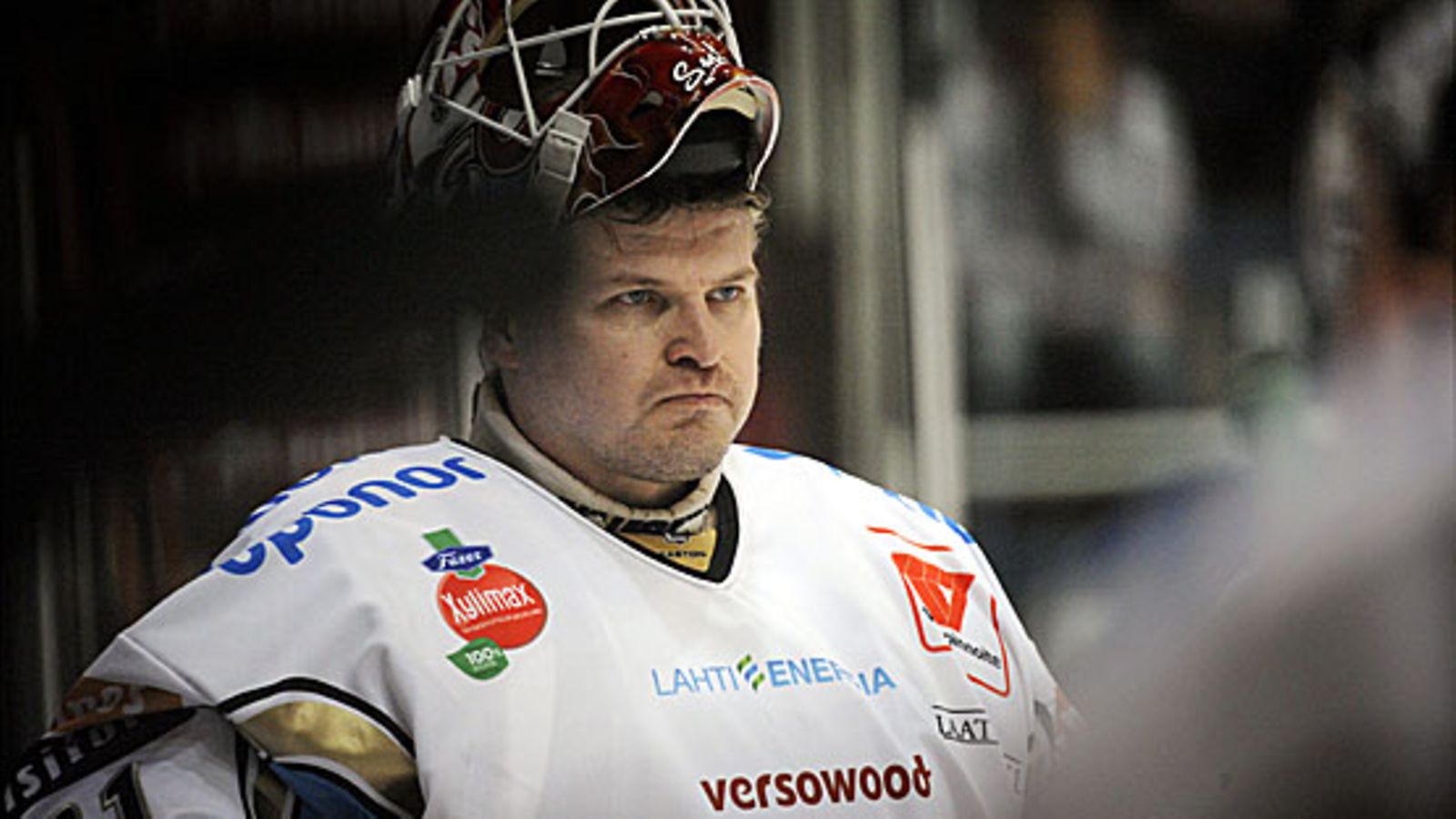 Pelicansin lainamaalivahti Ari Sulander mietiskelee jääkiekon SM-liigan ottelussa HPK vs Pelicans Hämeenlinnan Rinkelinmäen hallissa
