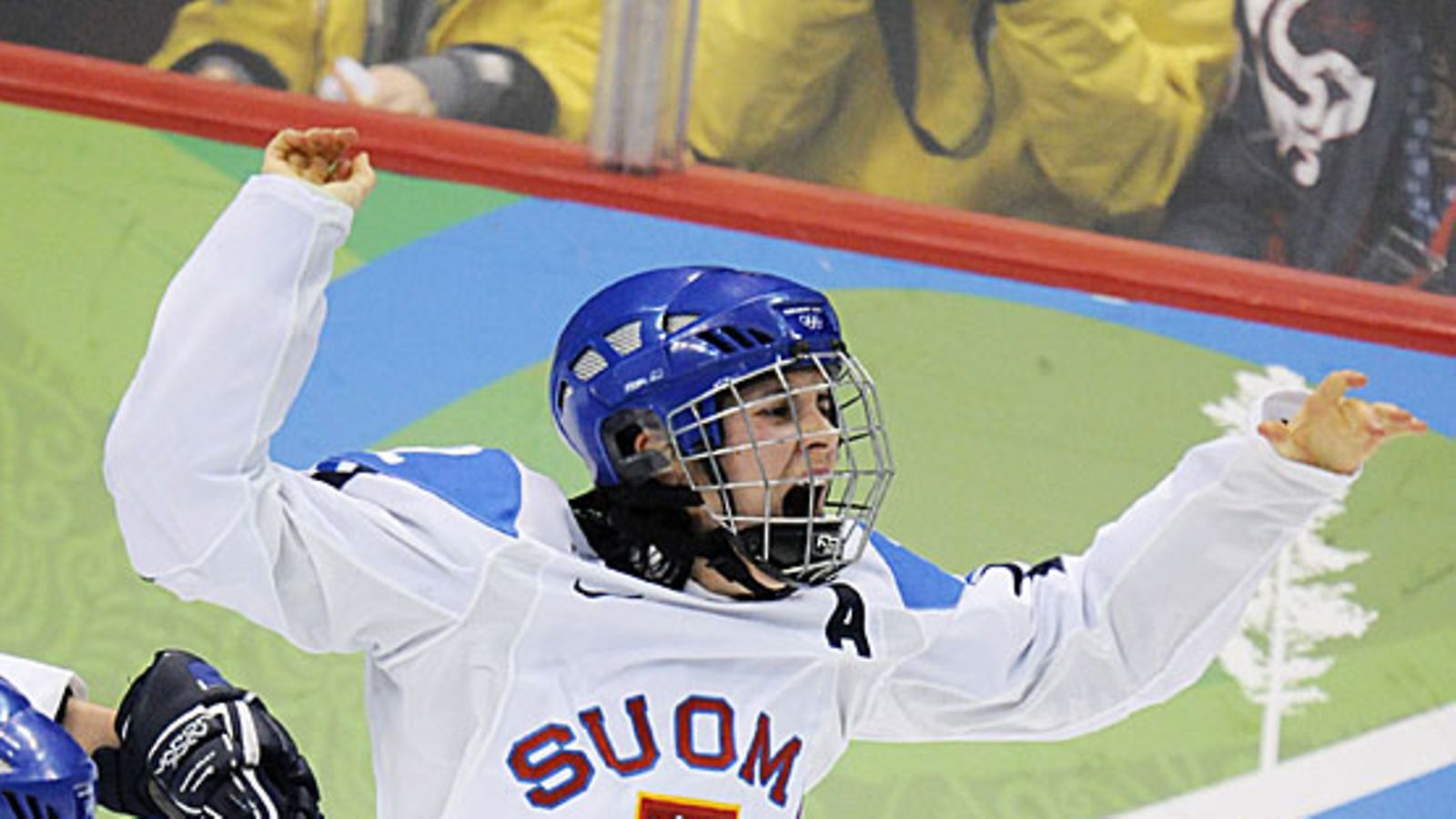 Saara Tuominen juhlii Suomen olympiapronssia Vancouverissa. Kuva: Martti Kainulainen/LEHTIKUVA.