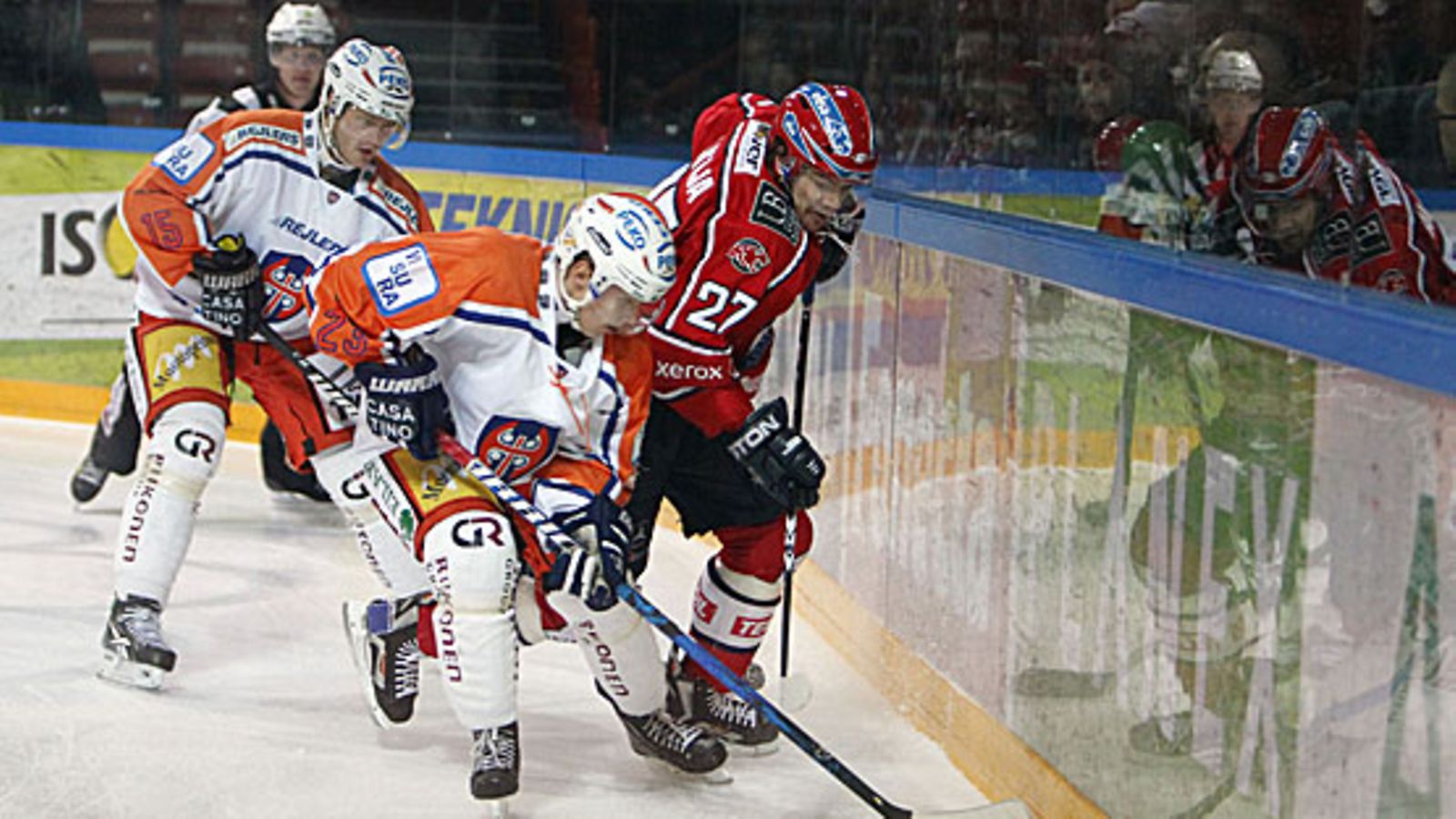 HIFK:n Juha-Pekka Haataja ja Tapparan Joni Karjalainen ja Jussi Halme SM-liigan ottelussa