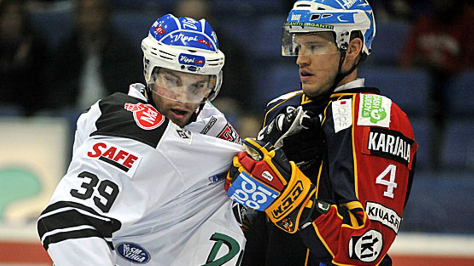 Jokereiden Ossi Väänänen ottaa TPS:n Tomas Plihalia rinnuksista kiinni jääkiekon SM-liigan ottelussa Jokerit-TPS