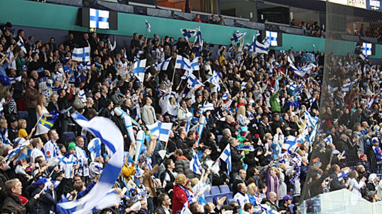 Kotiyleisö juhlii Suomen maalia Hartwall Areenalla.