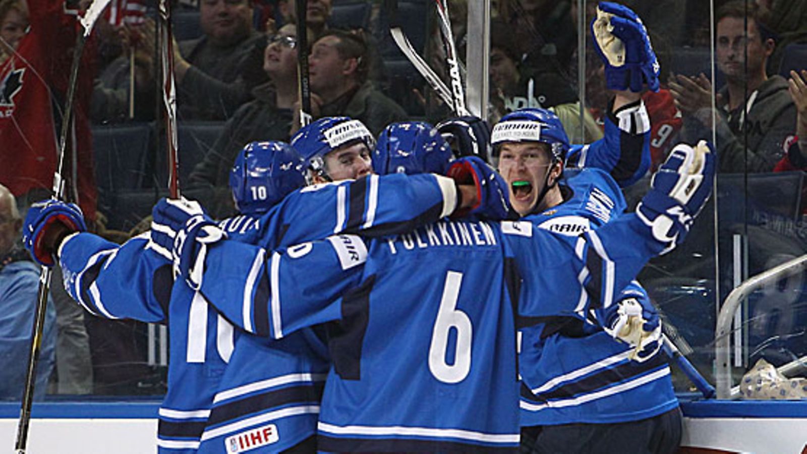 Nuoret Leijonat juhlii maalia.