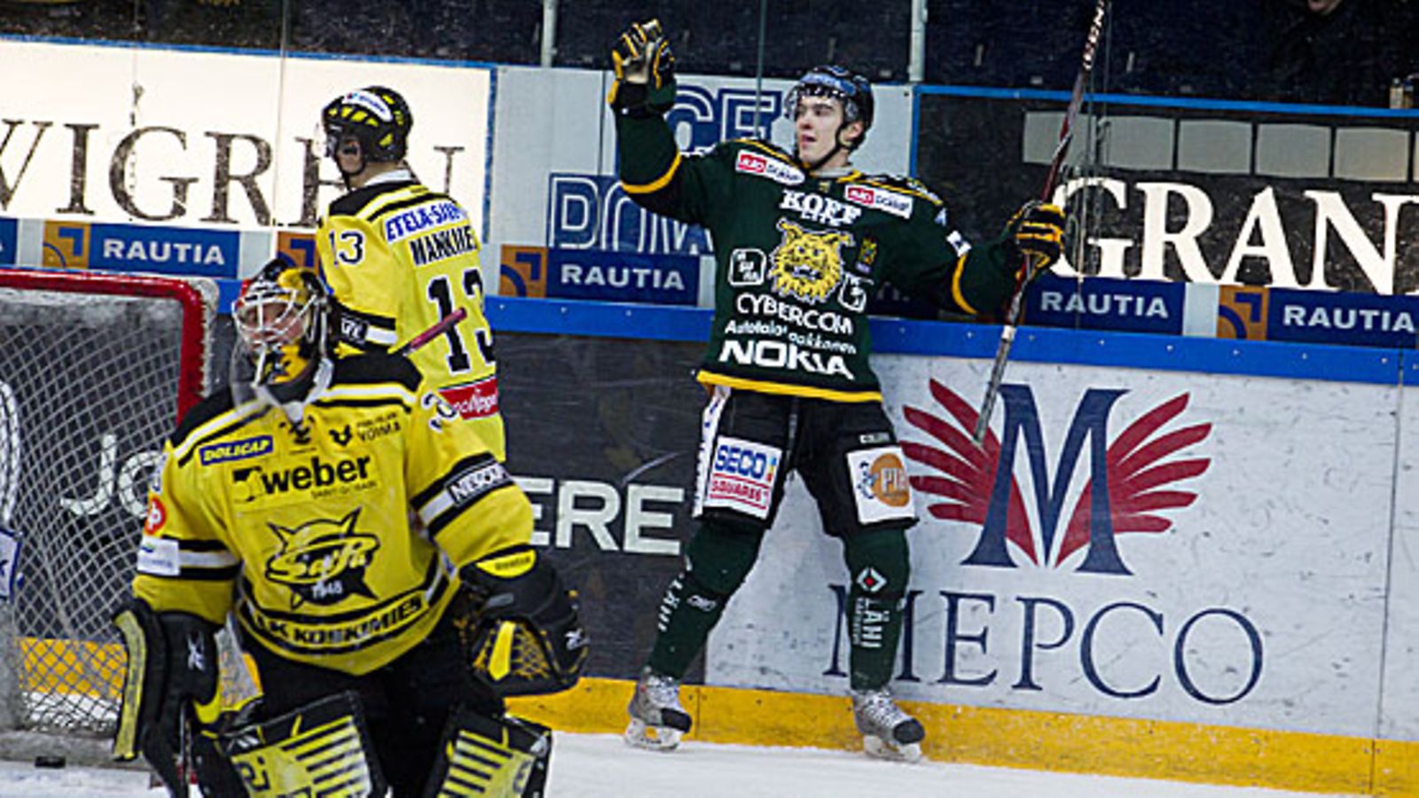 Matias Myttynen juhlii 3-1-osumaa Jere Myllyniemen vartioiman SaiPa-maalin takana