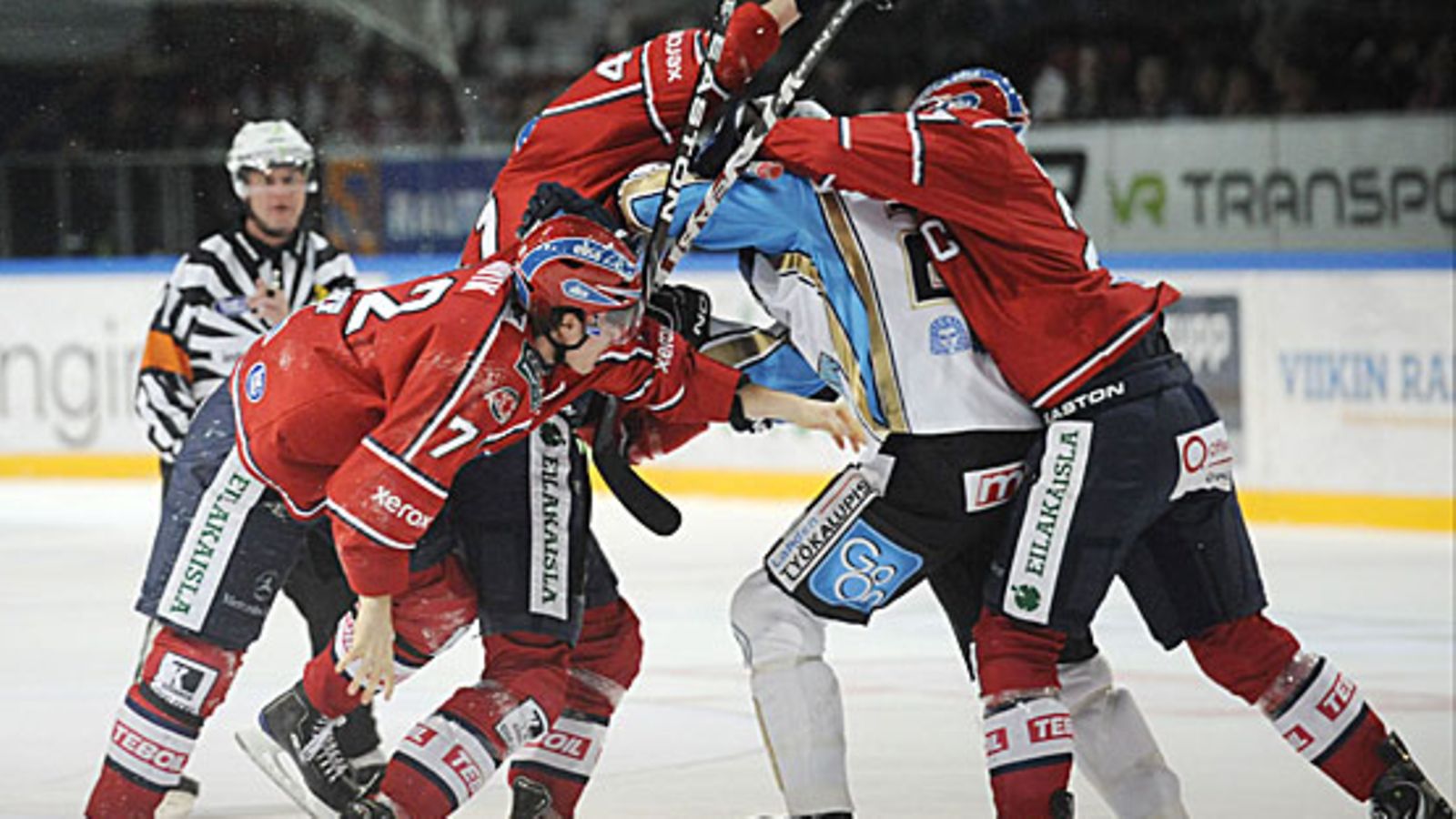 HIFK:n Siim Liivik, Ilari Melart ja Toni Söderholm höykyttävät Pelicansin Tommi Paakkolanvaaraa jääkiekon SM-liigan ottelussa