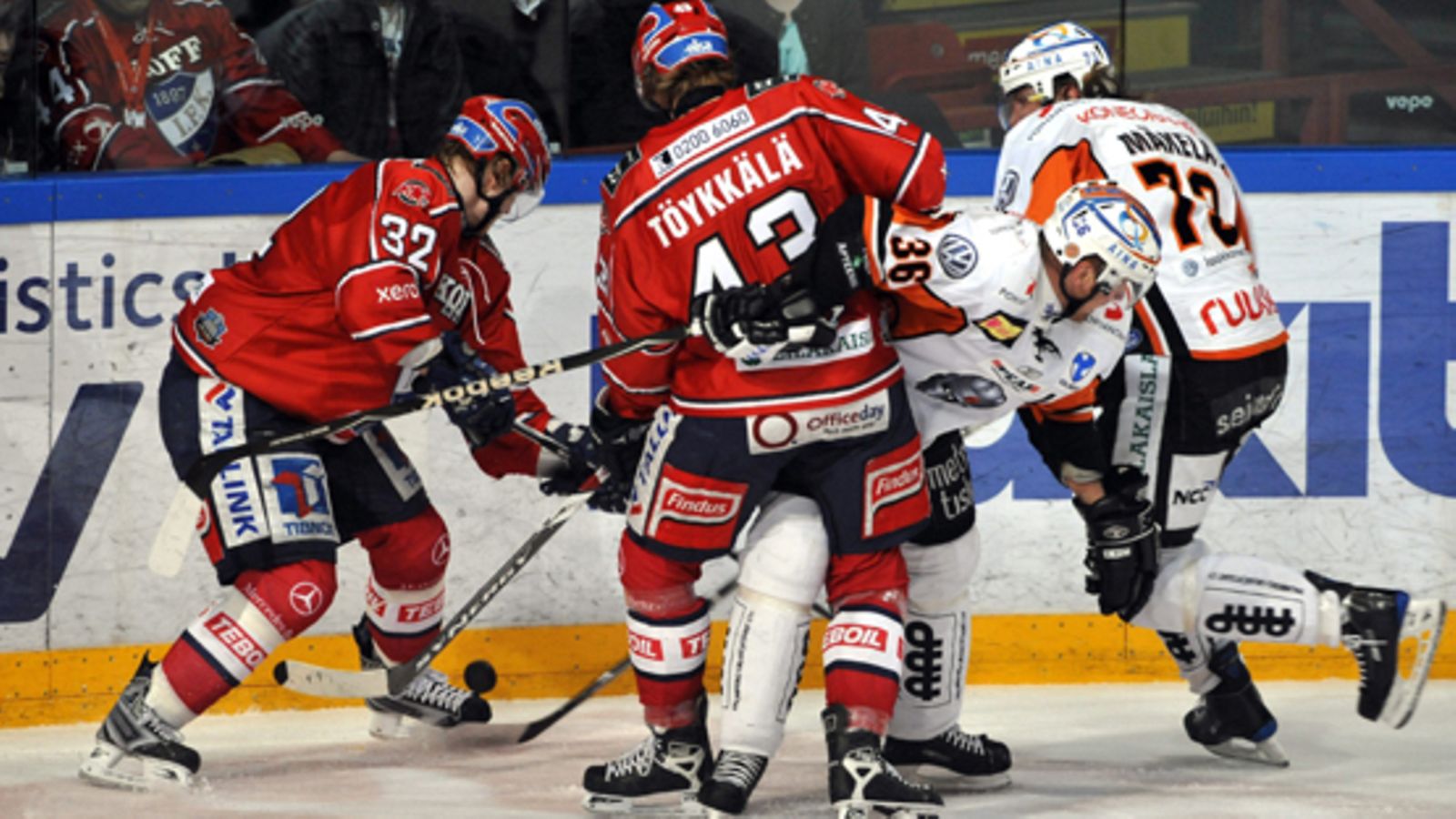 HIFK:n Lennart Petrell (vas.) Joni Töykkälä ja HPK:n Marko Tuulola sekä Tuukka Mäkelä. Kuva: Lehtikuva