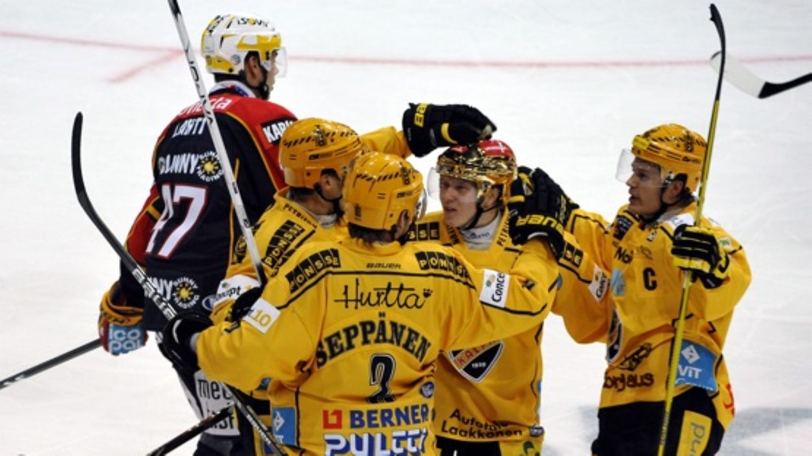 Tuomas Kiiskinen saa onnittelut joukkuekavereiltaan. Kuva: Sari Gustafsson/Lehtikuva.