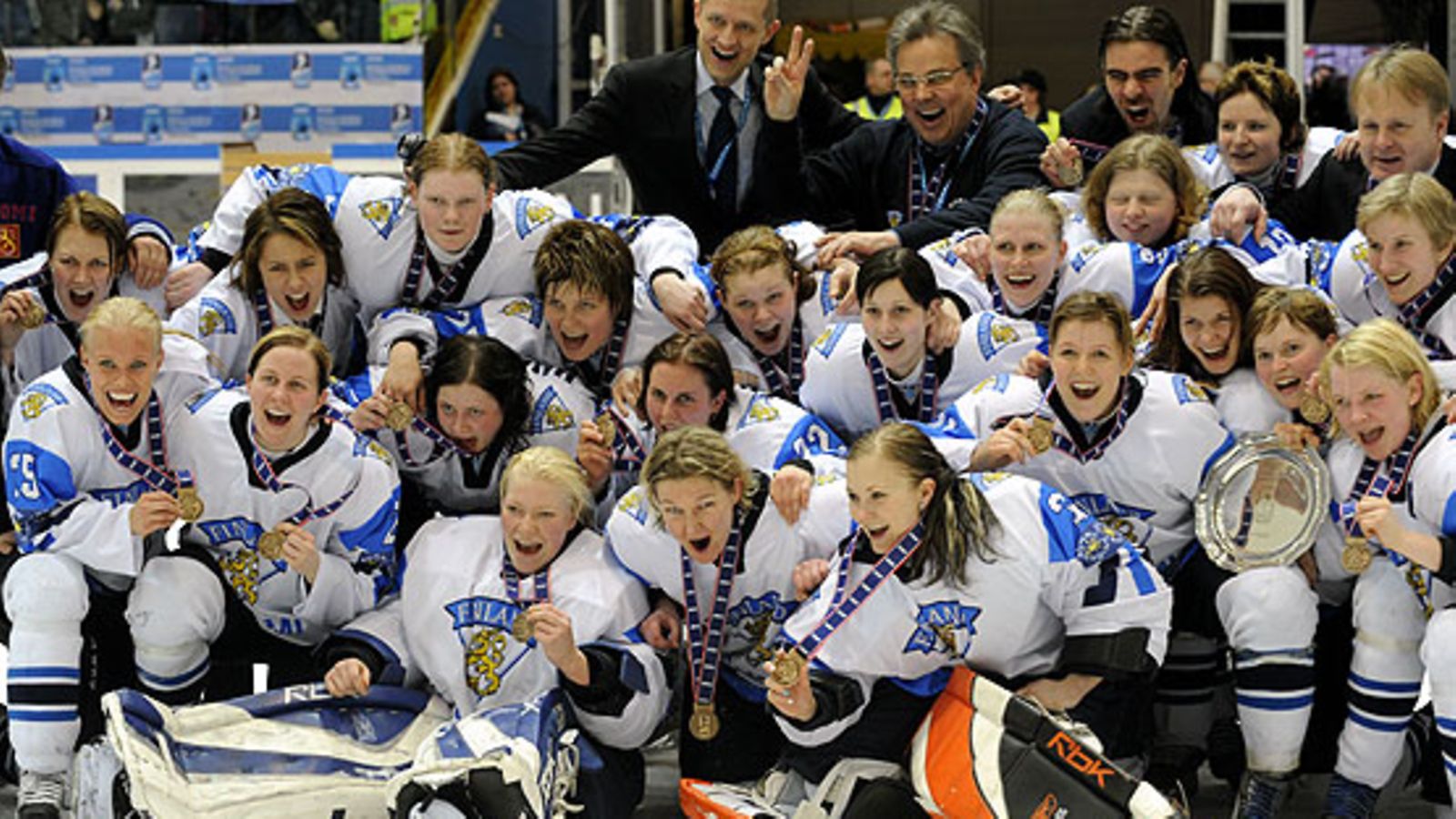 Naisleijonat juhlivat pronssia. Kuva: Heikki Saukkomaa/LEHTIKUVA.