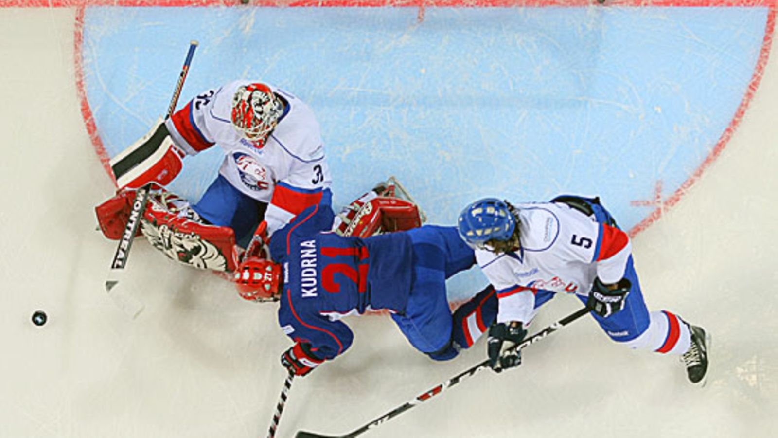 Ari Sulander torjuu, kuva: Vladimir Bezzubov/Bongarts/Getty Images