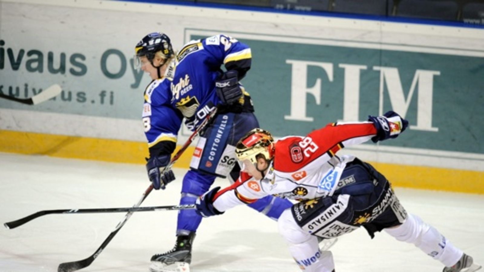 Ville Lajunen ja Jani Rita kamppailemassa. Kuva: Mikko Stig/Lehtikuva.