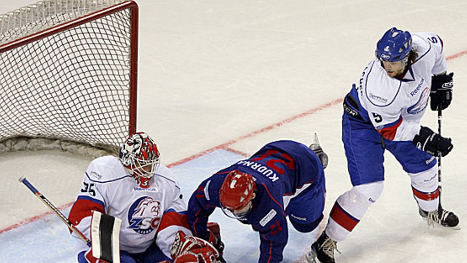 Ari Sulander torjuntatöissä, kuva: Dima Korotayev/Bongarts/Getty Images