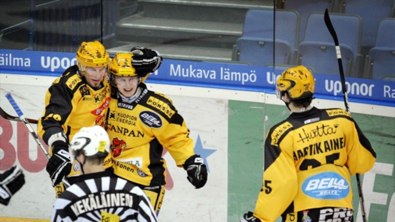 Mika Strömberg ja Tuomas Kiiskinen juhlivat maalia. Kuva: Antti Aimo-Koivisto/Lehtikuva.