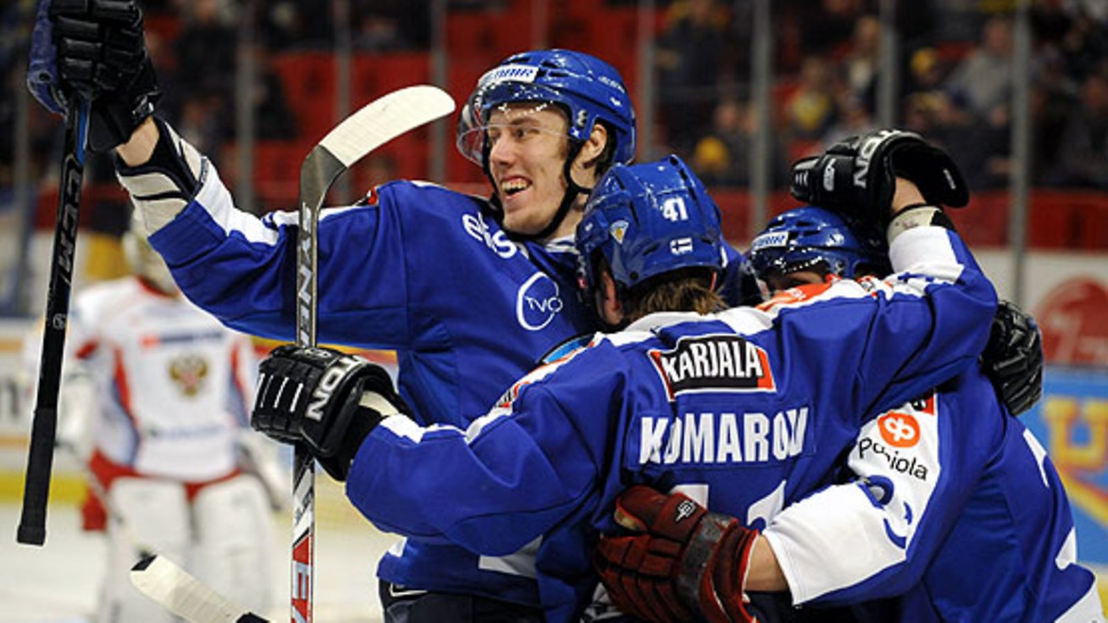 Leijonat juhlivat Leo Komarovin maalia. Kuva: Heikki Saukkomaa/LEHTIKUVA.