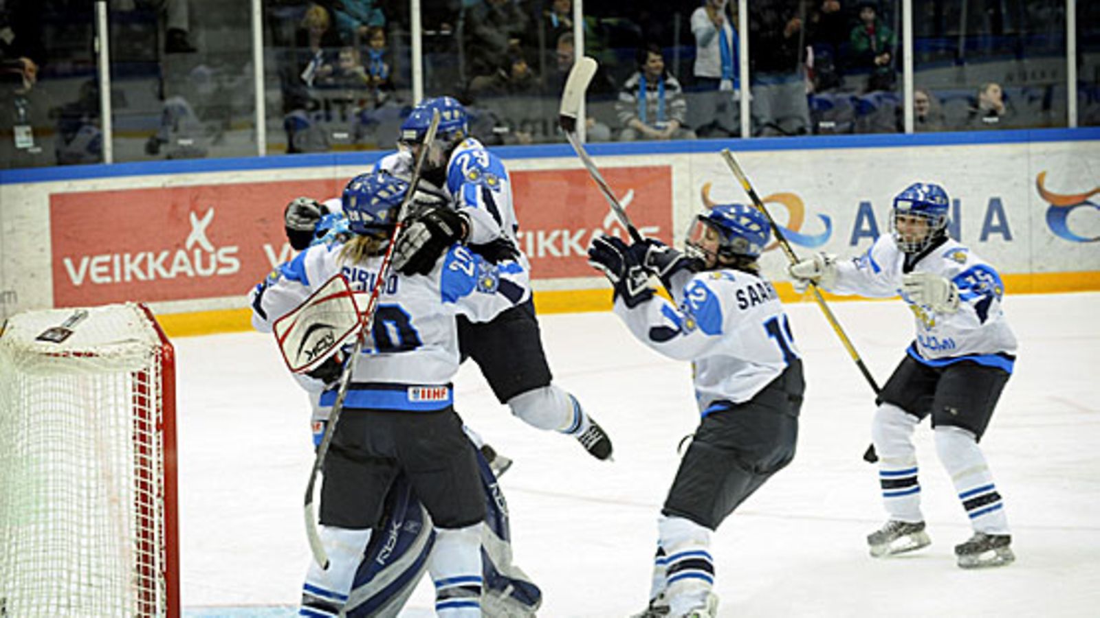 Naisleijonat juhlii, kuva:Lehtikuva/Heikki Saukkomaa