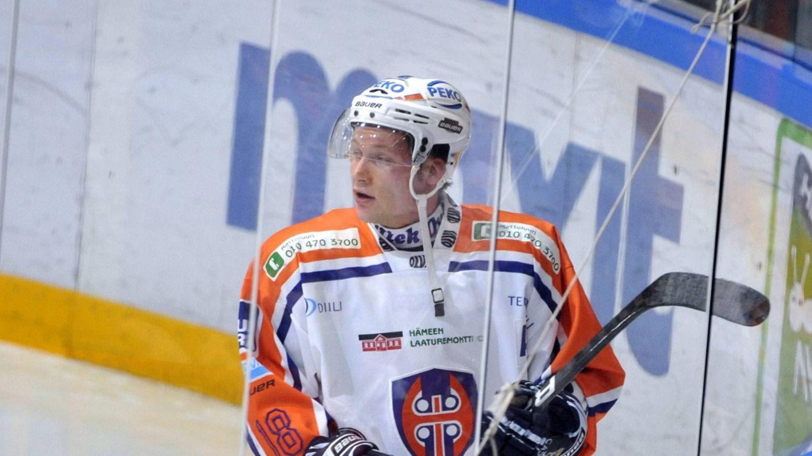 Tapparan Tuukka Mäntylän peli päättyi ensimmäisessä erässä tappeluun HIFK:n Ilari Melartin kanssa jääkiekon SM-liigan ottelussa HIFK vs Tappara Helsingin jäähallissa 26. marraskuuta 2009.