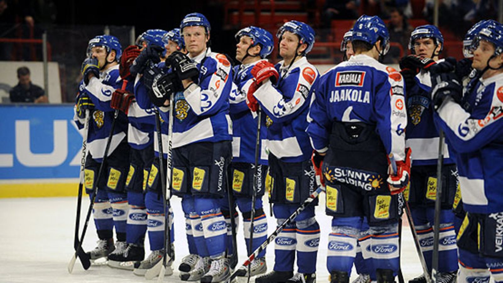 Leijona-lauma kallella kypärin. Kuva: Heikki Saukkomaa/LEHTIKUVA.