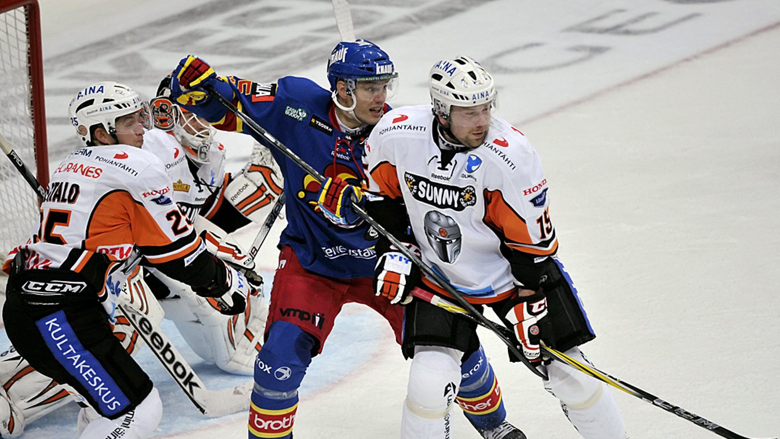 Jarkko Ruutu rakentaa maskia HPK-maalille.